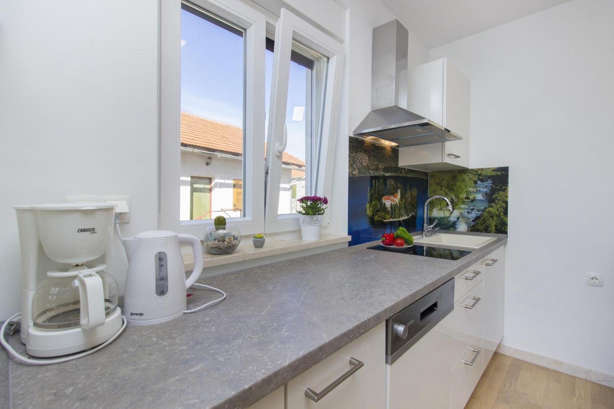 Apartments Luka Vodice Bilik gambar